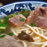 蘭州拉麺店 火焔山 - 牛肉ブロックと、薬草？