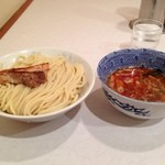 頑者 - 毎度お馴染み、  #誰が撮ってもおんなじシャシン  な、辛つけめんアブリチャーシュー、大盛り！  今日のアブリチャーシューは小さめなれど、しっかり炙られており、好ましい。今日のつけ汁は良かったな。