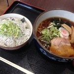 日本坂パーキングエリア（上リ） - しょうがラーメン＆シラス丼