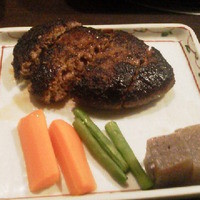 牛幸 本店 - ハンバーグ、表面は焼いて持ってきた。