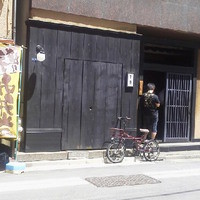 牛幸 本店 - お店の外観、黒塀です。