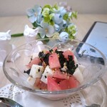 猫ダイニングＡ・caT - 「トマトと長芋のコロコロサラダ」角切りトマトと長芋をオリジナルの中華風ドレッシングでさっぱりと仕上げました。スプーンでお召し上がりください。