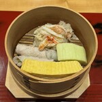 おおたに - 【蒸物】毛蟹の飯蒸し、アスパラ肉巻き、赤茄子、出し巻き玉子のせいろ蒸し