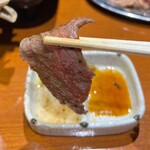 焼肉 隼 - レモンを絞ってから焼いた炙り準ロースは
薄切りですのでサッと炙って。コレも柔らか♡(*´-`)