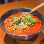 焼肉 隼 - ◯ユッケジャンクッパ¥950(外税)
…仁さんで食べて、美味しかったのでオーダー。
お願いせずとも3つの取り皿を用意してくださり
ありがたい〜(*´꒳`*) 真っ赤っかな丼でやってきました！(*ﾟ∀ﾟ*)