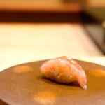 鮨 十兵衛 - 甘エビ。 北陸甲殻類軍団のスーパースター。 プルンとした舌触り、ブリッした歯ごたえ、トロトロ〜と溶け出す深く濃厚な甲殻類独特の旨味。 際立つシャリをも甘く包みこむ北陸のクイーン。