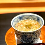 鮨 十兵衛 - 毛ガニの茶碗蒸し。 もずくに生魚が続くと、けっこう体が冷えます。 いいタイミングで熱々の旨いやつ。 温まると酒がますます上手くなるってナニ現象？ さて、準備運動は整いました。 行きますか。