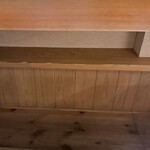 鮨 十兵衛 - カウンターは決して高くはないんですが、足元に6、7cmのステップがあります。 この手前で車いすを固定するか、ステップに乗せて固定するか、ちょっと悩みますが、どちらにしても、まぁまぁなんとかなります。