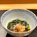 鮨 十兵衛 - もずく。 ５月にも関わらず30℃まで上がった本日。 冷涼でさわやかな酸味のもずくでスタート。 出汁がきいて、まろやかで上品なポン酢が旨い。