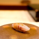 鮨 十兵衛 - イサキ。 炙ると明快な脂の旨味と香りが解き放たれますが、ここは生で勝負。 咀嚼の向こうから、静かに優しく、高貴な白身の旨味が近づいてきます。 すぐに飲み込んじゃダメなやつ。