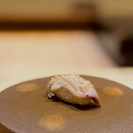 鮨 十兵衛 - ホッキ貝 本日の鮨で火をあてた唯一のタネ。 磯の香りが一層惹きたち、甘さを湛えた海を伝えてきます。 旨〜。 家に持って帰りたい。