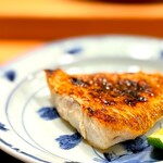 鮨 十兵衛 - ノドグロ。 デカい切り身です。 コレくらい大きいと市場でかってもいいお値段です。 だって手のひらサイズの開きだって僕らが買うと3,000円越えちゃうんだから。 だいたいみんな知ってるのぐろの旨さの範疇。 ちょっと味つけが少なすぎかな。