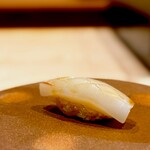 鮨 十兵衛 - スミイカ。 この包丁好きです。 パキッと感、パツンと感を残して噛むほどにほどけうりょうに甘みがあふれる、これがスミイカの旨いところ。