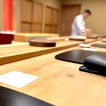 鮨 十兵衛 - 美しい一枚板のカウンター。 カウンターにスマホを置くと傷つくおそれがあるので気をつけたいですね。