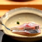 301241461 - サバ。 シンプルに切りつけただけ。 小さな小さな香りの爆弾が添えられます。 香りの爆弾使ったの、鮨もあわせてこの一品だけでした。 清涼にして清澄。 きれいな脂が溶け出します。 これも本日の逸品確定。