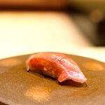 鮨 十兵衛 - キンメ。 白身の品のいい旨味。 とろりとした脂ののったタネが輪郭明瞭な固めのシャリを包みこんで溶け出す瞬間。 旨〜。 幸せです。