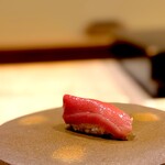 鮨 十兵衛 - 中トロ。 さすがにやま幸。 とろりと舌にかとわりつきながら溶け出す旨さ。 濃厚過ぎでも品が良い。 どっしりとしたシャリと馴染み頃には超高級リゾットが口腔内でできあがり。