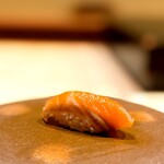 鮨 十兵衛 - サクラマス。 北陸の逸品ですね。 今が旬。 咀嚼すると、しっとりの脂がまとわりつき、マス独特の香りを撒き散らかします。 そして僕らはまた旅に出かけるのです。