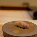 鮨 十兵衛 - シマアジ。 江戸前を代表する高級ダネ。 都内ではほぼ香りの爆弾を投下してきますが、ここでも生のままで直球勝負。 香りの手を借りずとも、ここまで旨い。 やはり時間は鮨に味方するのです。