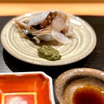 鮨 十兵衛 - トリ貝。 本日の逸品の一つとなりました。 瑞々しくて分厚くて、海より海を感じさせる旬のトリ貝。 ずっと咀嚼していたい。 減ることが恐怖になります。 今季最後にして最高のトリ貝かな、たぶん。