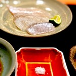 鮨 十兵衛 - ヒラメ。 ポン酢、塩、醤油で。 大将の「ポン酢にしっかり浸していただくとおいしいです。」という素敵なオファーに誘われてポン酢で。 これが大正解。 素晴らしい食感と短期熟成の旨味。 めちゃくちゃ旨い。 この一品でこの店の実力が垣間見えました。