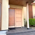 鮨 十兵衛 - 風格と趣のある平屋の店舗。 入口には２段ありますが、予約時に伝えておけば、弟子くんたちが手伝ってくれるので安心。