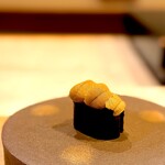 鮨 十兵衛 - バフンウニ。 このウニの旨さは際立ってました。 お高いんだろうなー（笑）。 できれば海苔なしで食べてみたかったなー。