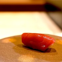 鮨 十兵衛 - 赤身。 やま幸。 今どき、居酒屋ですらやま幸ラベルを自慢そうに掲げてるのみると、ちょっと頭がアレなのかなって思ってしまう。 ここは、聞かなきゃやま幸であることがわかりません。 謙虚さが旨さを一層惹きたてます。 キメ細かく口あたりがきれいな一級品です。 思わずデカさに感謝。