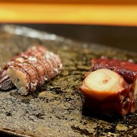 鮨 十兵衛 - シャコとタコの桜煮。 大ぶりな切りつけ。 特にタコ。 甘く豊かな海の旨味があふれます。 ずっと咀嚼していない。 帰りたくない。。（笑）。 大好きなシャコまで一緒で、世界は、Love&Peaceなのです。
