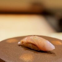 鮨 十兵衛 - ヒラメ。 これが本日の一発目。 うーん、なるほど。 ここの鮨、これ1個で好きになった。 大きめで食べ応え十分。 タネに寄り添い、惹きたてる旨いシャリ。 グラマラスなフォルムもいい。