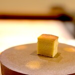 鮨 十兵衛 - 玉。 エアリーな玉。 ふんわり軽い玉は久しぶり。 今はケーキのようにしっとりどっしりな玉が全国展開中ですから。ちなみに芝エビじゃなく甘エビの玉ですから。エビ風味がしっかり感じられます。味噌汁撮り忘れ。