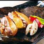 圍爐裏與地酒 大和乃山賊 - 大和肉鶏の朴葉焼き　お店提供の写真