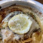 キッチントマト - ハンバーグの上にはレモン