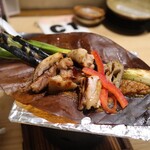 圍爐裏與地酒 大和乃山賊 - 大和肉鶏の朴葉焼き　実際に提供された料理