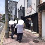 ラーメン家 みつ葉 - すでに行列が凄いことに。