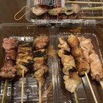 やきとり とんちゃん - 左から、レバー、皮、ねぎま、ねぎま、つくね、もも