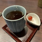麺匠あじゃり - 冷たい麦茶と梅干し