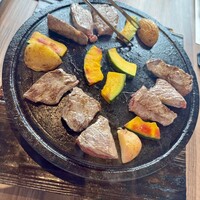 肉割烹 五条 新宿野村ビル49F - 国産牛モモ肉の石焼き