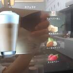 オアシス - カフェラテにはキャラメル、ヘーゼルナッツ、ストロベリーのフレーバー付き。