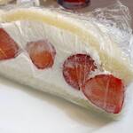 オアシス - フルーツサンドは生クリームがパンパンに詰まってます。甘すぎないのでペロリと食べられちゃいます。