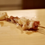 鮨 やすみつ - 北寄貝のひもの串焼き