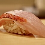 鮨 やすみつ - 金目鯛の藁焼き