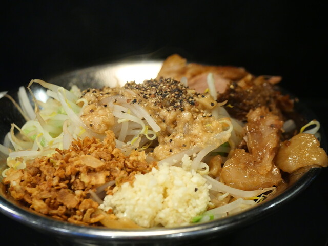 秋田市の絶品ラーメン店「RAMEN HITONI YASASHIKU」- コスパ◎で満足感たっぷり