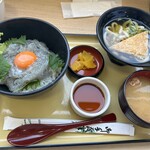 岬 丘の上食堂 - 生しらす丼1650円ときつねうどん