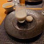ウチダ テイ - 杏仁豆腐とココナッツをまぶした餡餅