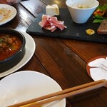 炉端×イタリアン アルベロ - 牛すじに赤ワイン 煮込みとオードブル盛り