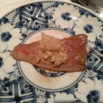 銀座焼肉 Salon de AgingBeef - 大根おろしを赤身肉で巻いて食べます