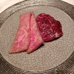 銀座焼肉 Salon de AgingBeef - 特選部位２種（塩）：三角バラ(左)、はらみ（右）