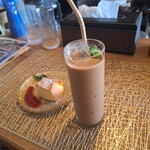 마루피니 - 상대방이 마시는 스리랑카 스타일 밀크 아이스 커피, 오늘의 수제 디저트 스리랑카 버터 케이크와 딸기 소스