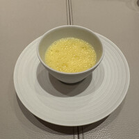 SEZANNE - デザートばりのトウモロコシ甘さ。粒はしっかりした歯ごたえがアクセントになっていつつも、皮の嫌な口当たりは一切なく、絶妙な火入れと実がぎっしり詰まった特上のトウモロコシを使っているのでしょう。